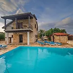 Вилла Petrochtisto Coastal Escape With Pool And Sea Views Помос
