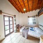 Petrochtisto Coastal Escape With Pool And Sea Views Вилла Помос