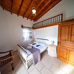 וילה Petrochtisto Coastal Escape With Pool And Sea Views