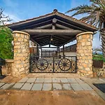 Petrochtisto Coastal Escape With Pool And Sea Views וילה פומוס