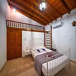 וילה Petrochtisto Coastal Escape With Pool And Sea Views *