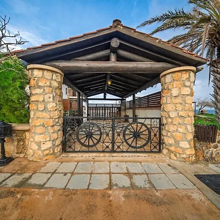 Petrochtisto Coastal Escape With Pool And Sea Views ヴィラ ポモス